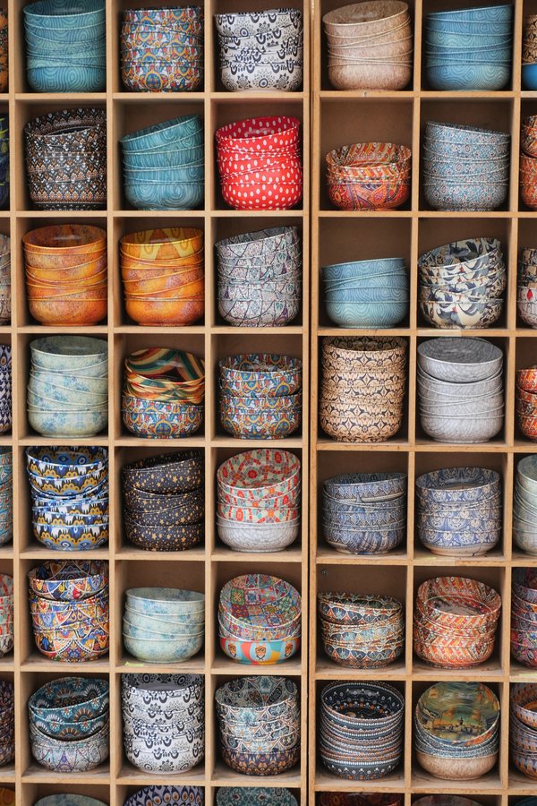 Découvrez les avantages des présentoirs en bois pour votre boutique